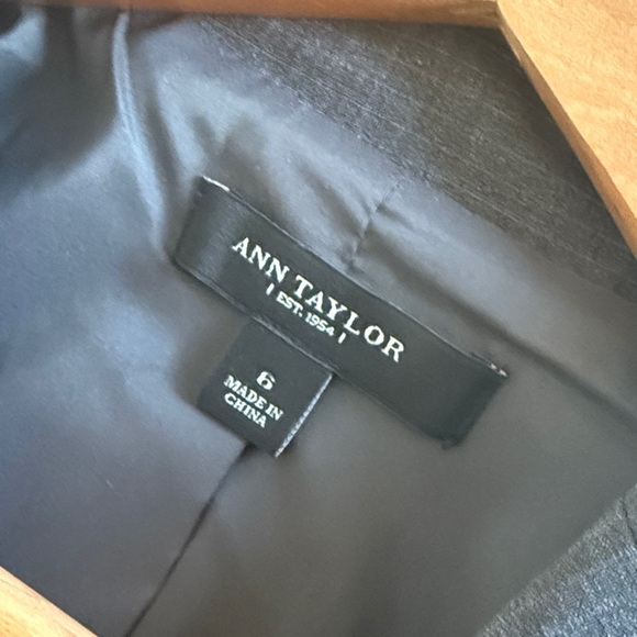 Ann Taylor Blazer Ann Taylor Virgin WOOL Pinstriped Blazer with Stretch Size 6 - Picture 7 of 10